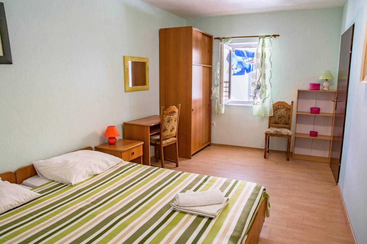 Bed And Breakfast Taverna Miskovic Pag Town Bagian luar foto