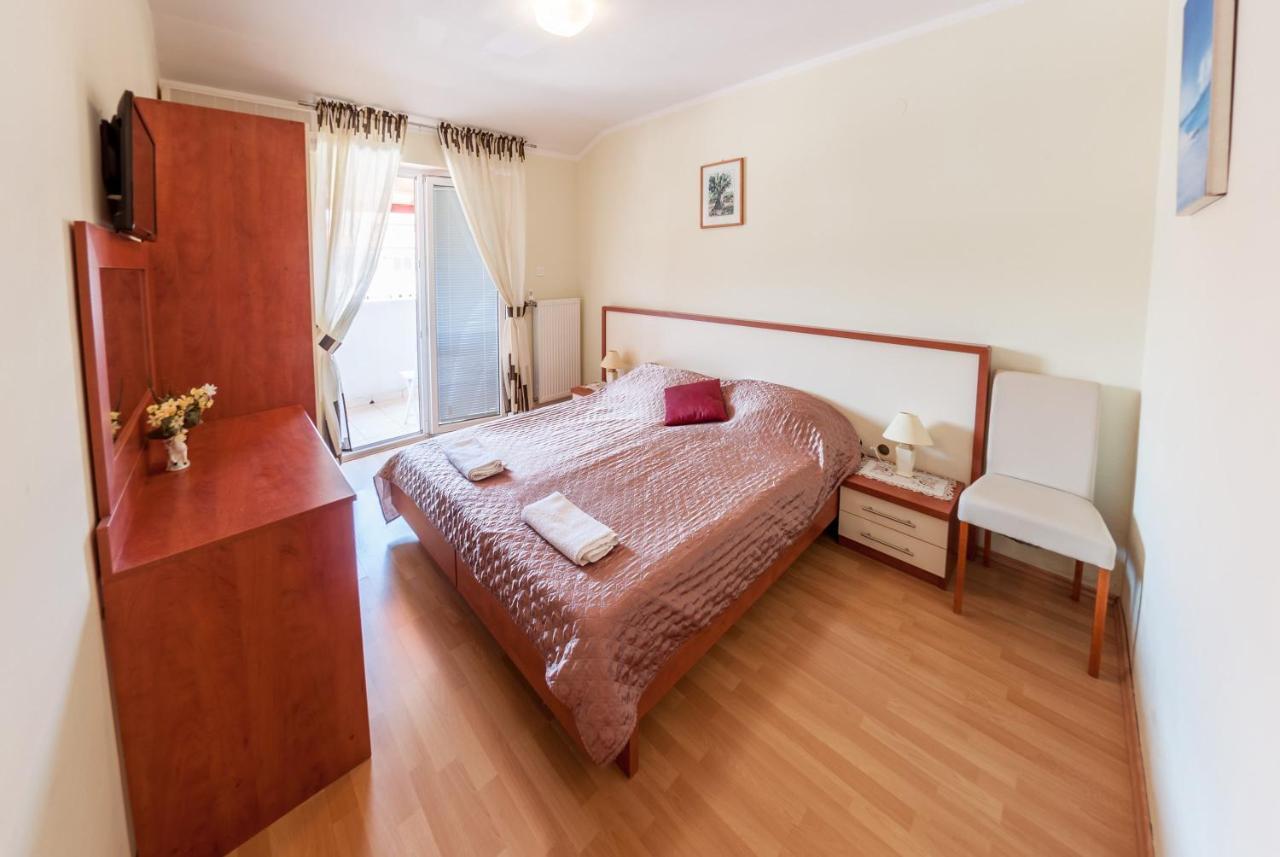 Bed And Breakfast Taverna Miskovic Pag Town Bagian luar foto