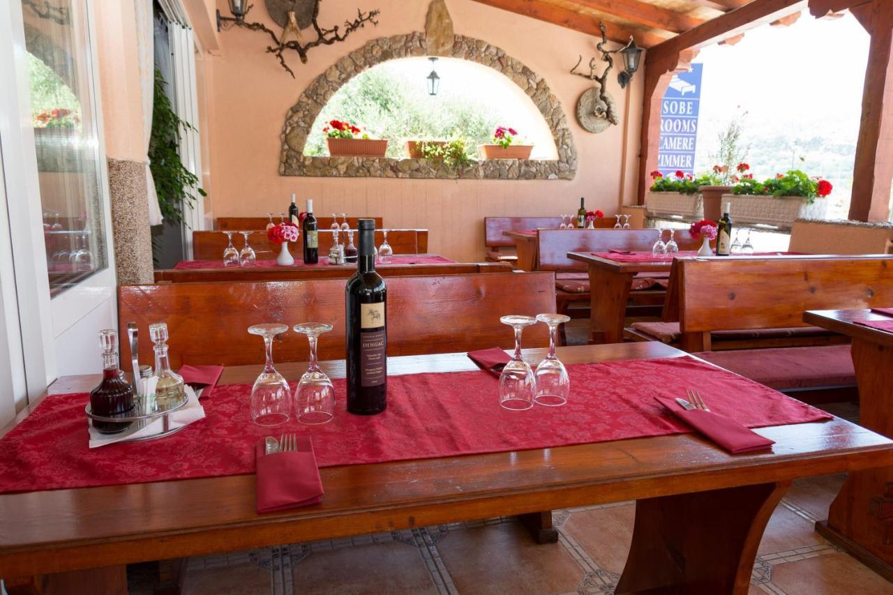 Bed And Breakfast Taverna Miskovic Pag Town Bagian luar foto