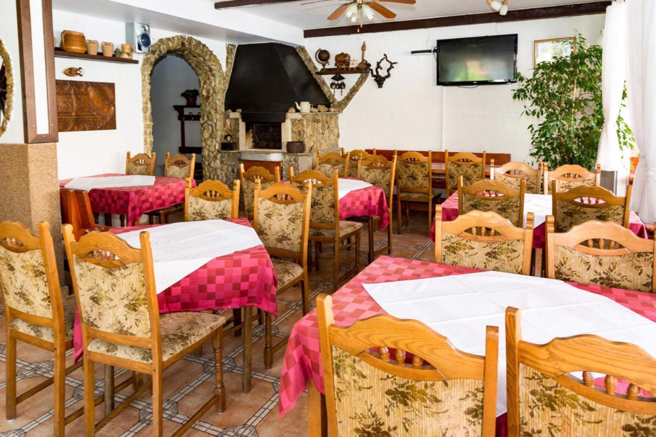 Bed And Breakfast Taverna Miskovic Pag Town Bagian luar foto