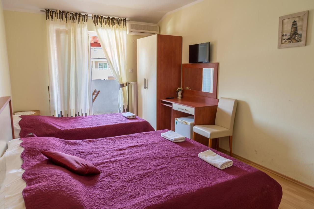 Bed And Breakfast Taverna Miskovic Pag Town Bagian luar foto